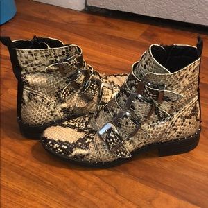 STEVE MADDEN PURSUE BOOTIE SNAKESKIN SIZE 7